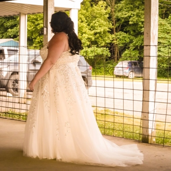 Allure Bridal Size 22W wedding dress - Picture 4 of 4